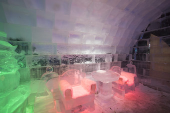 <strong>冰雪</strong>城堡内彩色光影照映的梦幻冰客房