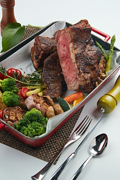一盘炭烤牛肉和炭烤蔬菜烤肉烤蔬菜