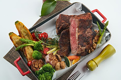 一盘炭烤牛肉和炭烤蔬菜烤肉烤蔬菜