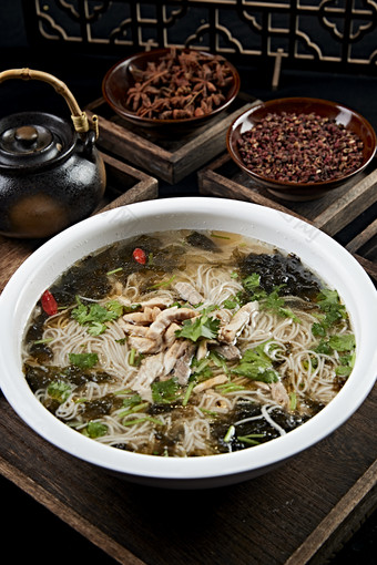 肉丝紫菜<strong>荞麦面</strong>