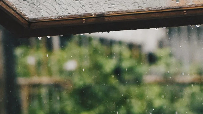 雨后户外屋檐的雨滴打在金属雨披上的嗒嗒声