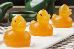 小黄鸭造型芒果糕摆放在餐布上