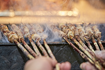 高档星级酒店自助餐的红柳现烤<strong>羊肉串</strong>