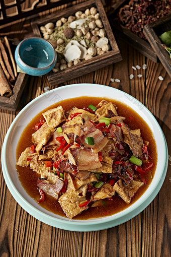 鲜剁椒油炸<strong>豆腐</strong>小炒湘西腊肉片