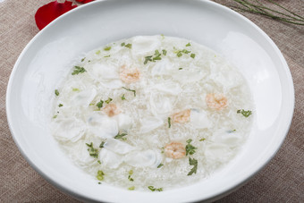 白色圆形汤瓷盆装的乌鱼虾仁蛋花汤
