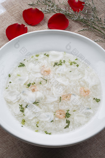 白色圆形汤瓷盆装的乌鱼虾仁蛋花汤