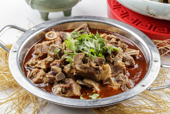 铁锅红<strong>焖羊肉</strong>