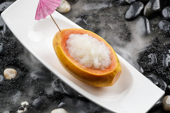 木瓜炖<strong>雪</strong>蛤摆放在干冰缭绕的鹅卵石上