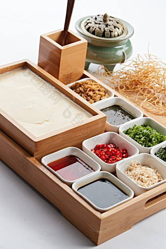 木质食盒装的自制嫩豆腐