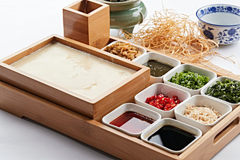 木质食盒装的自制嫩豆腐