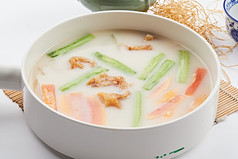 白色瓷汤锅装的丝瓜鱼肚汤