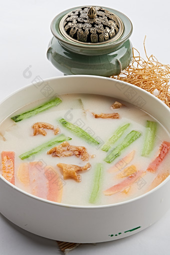 白色瓷汤锅装的丝瓜鱼肚汤