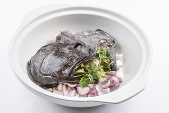 陈旧木板上的黑色砂锅装的浓汤生噘鲽鱼