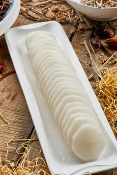白色长瓷盘装的白萝卜片火锅涮菜