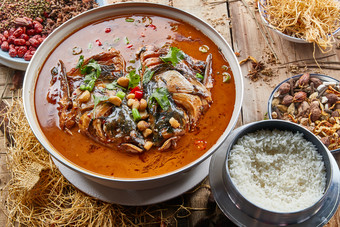 大型器皿装的家炖野生大鱼头配米饭