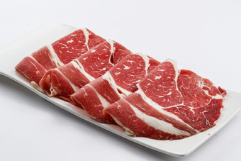 长方形白瓷盘装的牛肉片