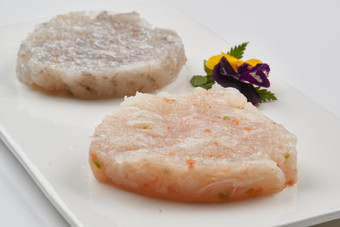 白色瓷盘装的火锅食材鱼滑虾滑