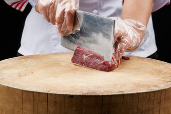 厨师<strong>运用</strong>精湛刀工分切的鲜食牛肉