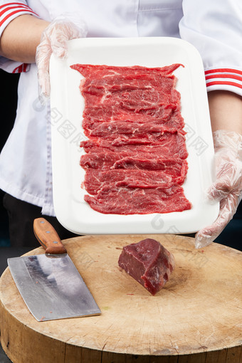 厨师运用精湛刀工分切的鲜食牛肉