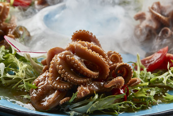 布满干冰的餐具装的酱焖小八爪章鱼
