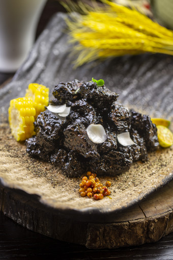 墨鱼汁焗牛腩肉配饰食材玉米金桔沙棘果