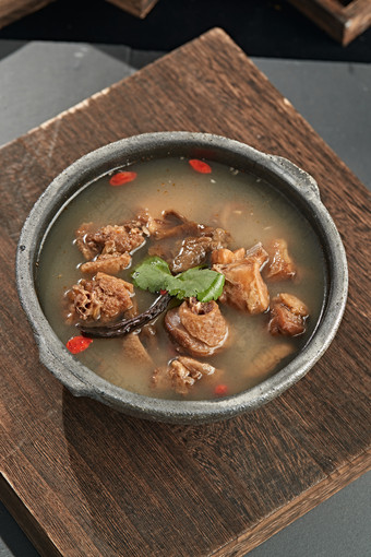 砂锅鸡块炖榛蘑