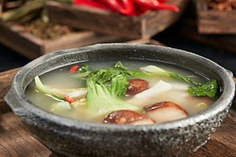 砂锅鸡汤炖油菜香菇