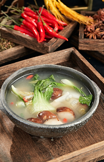 砂锅鸡汤炖油菜香菇