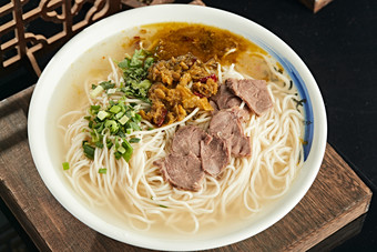 酸菜<strong>牛肉拉面</strong>