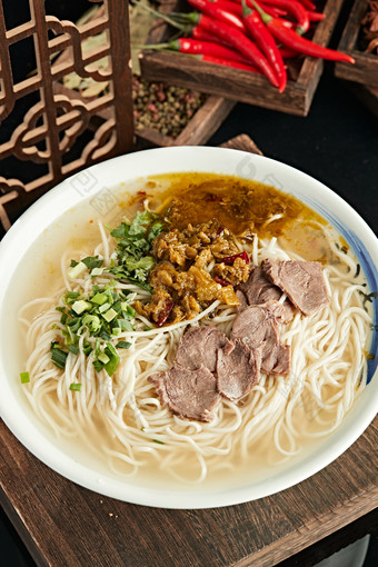 酸菜<strong>牛肉拉面</strong>