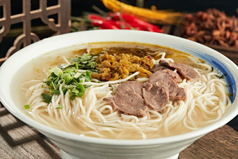 酸菜<strong>牛肉拉面</strong>