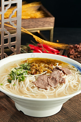 酸菜<strong>牛肉拉面</strong>