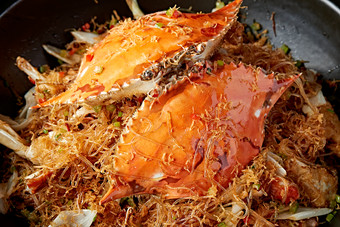 东南亚美食砂锅螃蟹炒米粉