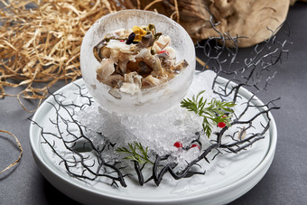 冰制作的餐具器皿装的大海螺肉温拌螺头