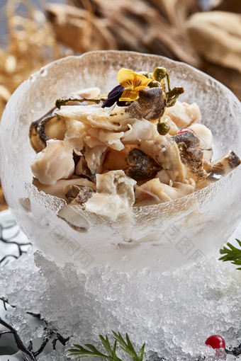 冰制作的餐具器皿装的大海螺肉温拌螺头