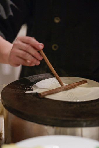 高档<strong>自助</strong>餐日式料理餐台摆放的寿司