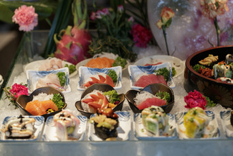高档自助餐日式料理餐台摆放的寿司