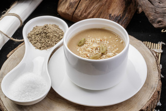 白色汤盅装的美味油茶面摆放在樟木砧板上
