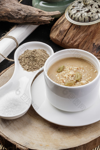 白色汤盅装的美味油茶面摆放在樟木砧板上