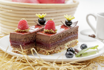 树莓蓝莓装饰的巧克力慕斯蛋糕
