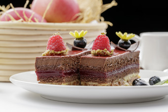 树莓蓝莓装饰的巧克力<strong>慕斯</strong>蛋糕