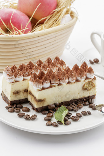 奶油巧克力撒粉慕斯蛋糕摆放在白色背景上