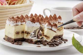 奶油巧克力撒粉<strong>慕斯</strong>蛋糕摆放在白色背景上