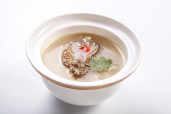白色瓷汤盅装的花胶海马汤