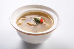 白色瓷汤盅装的枸杞土鸡汤