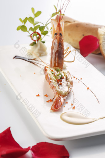 白色瓷盘装的法式贴板芝士焗大虾