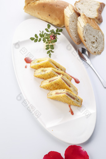 白色瓷盘装的自制早餐三明治