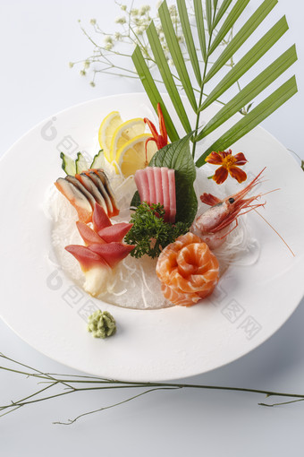 白色瓷盘装的日式料理刺身小拼