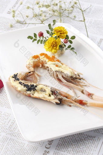 白色瓷盘装的铁板芝士焗南极鳌虾