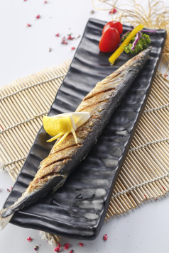 精美餐具装的日式铁板椒盐秋刀鱼